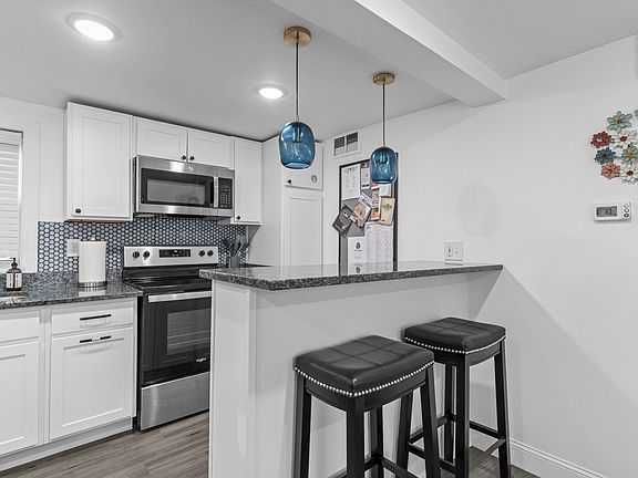 2nd image of 118 Ferry St #2