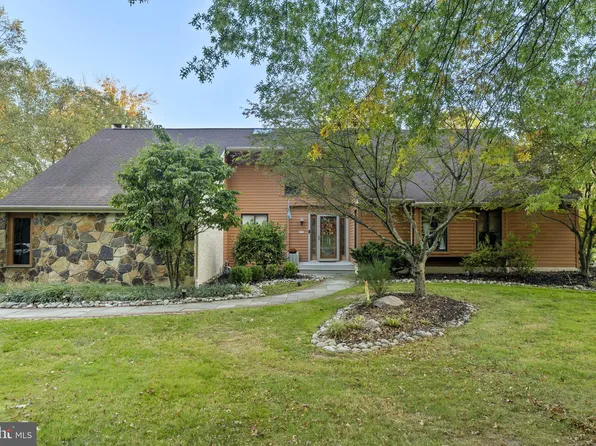 923 Saint Andrews Dr, Malvern, PA 19355