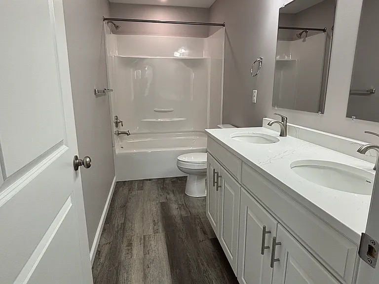 1049 Sherbourne Rd — Photo 12