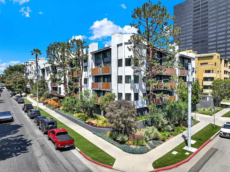 Westwood Riviera Apartments — Photo 11