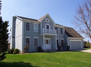 612 SW Trailpark Cir, Lees Summit, MO 64081