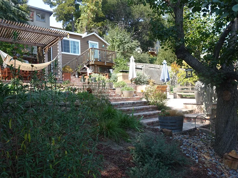 575 Valle Vista Ave #4 — Photo 2