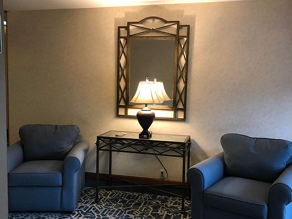 Sitting areas at elevators