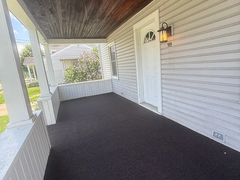 909 Parriott Ave — Photo 3