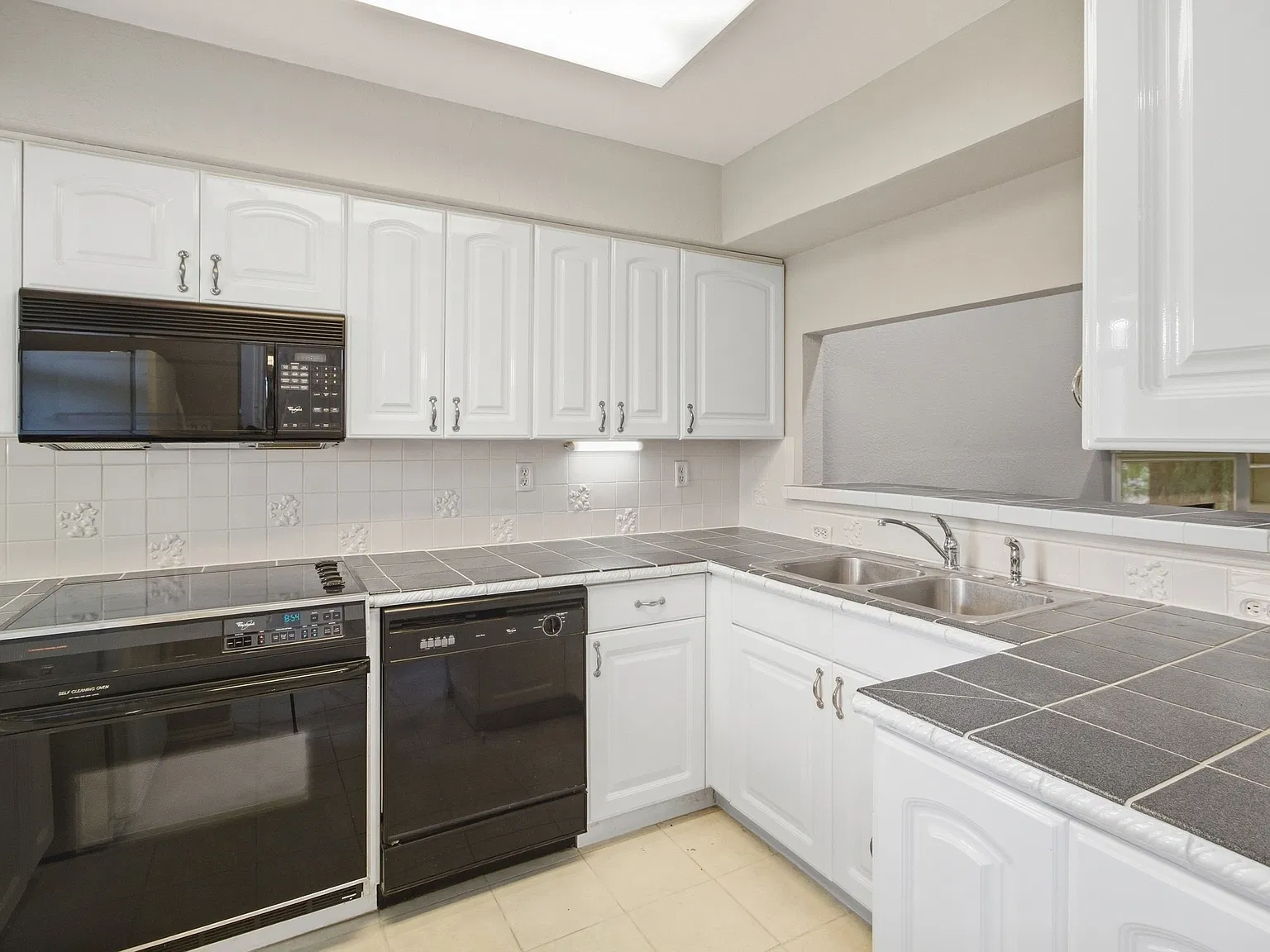 2 bed, 952 sqft, $1,800 — Photo 2