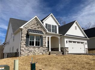 8050 Canyon Rdg, Chagrin Falls, OH 44023