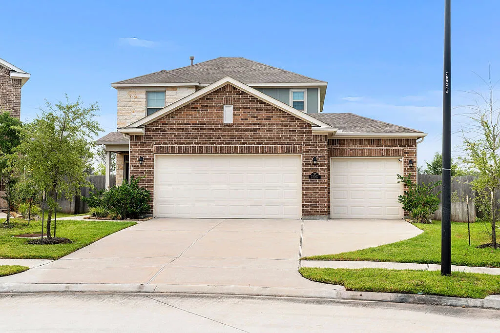 4 bed, 2320 sqft, $2,800 — Photo 1