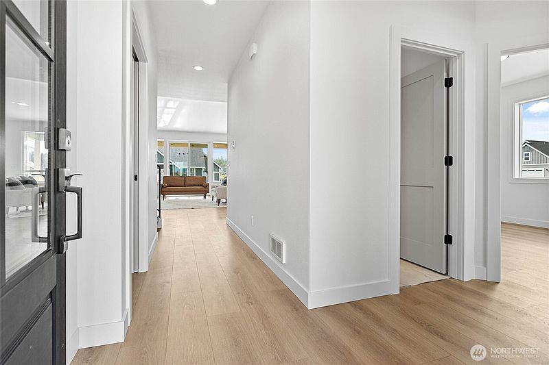 4th image of 321 W 4th Street