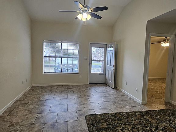 5th image of 400 Cottonwood Dr