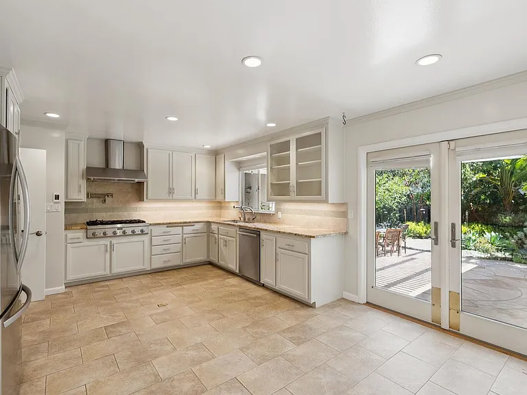 970 Palo Alto Ave — Photo 24