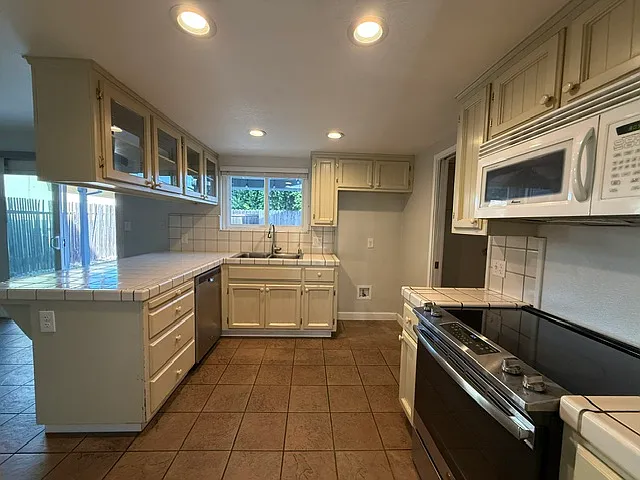 3 bed, 2.5 bath, 1600 sqft, $2,800 — Photo 4