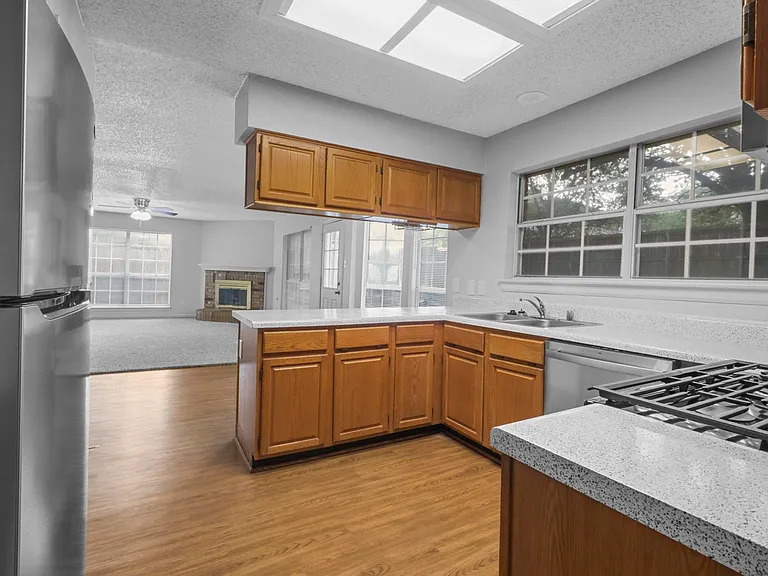 2313 Longmeadow St — Photo 11