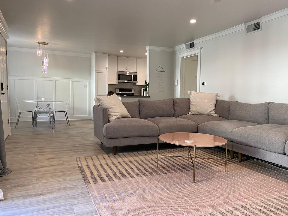 1st image of 12801 Moorpark St Unit 210
