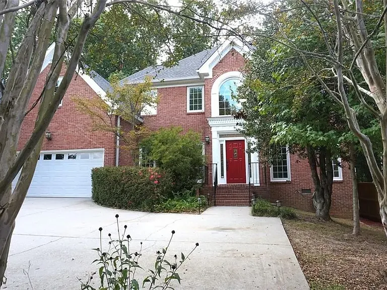 2438 Kings Arms Dr — Photo 2