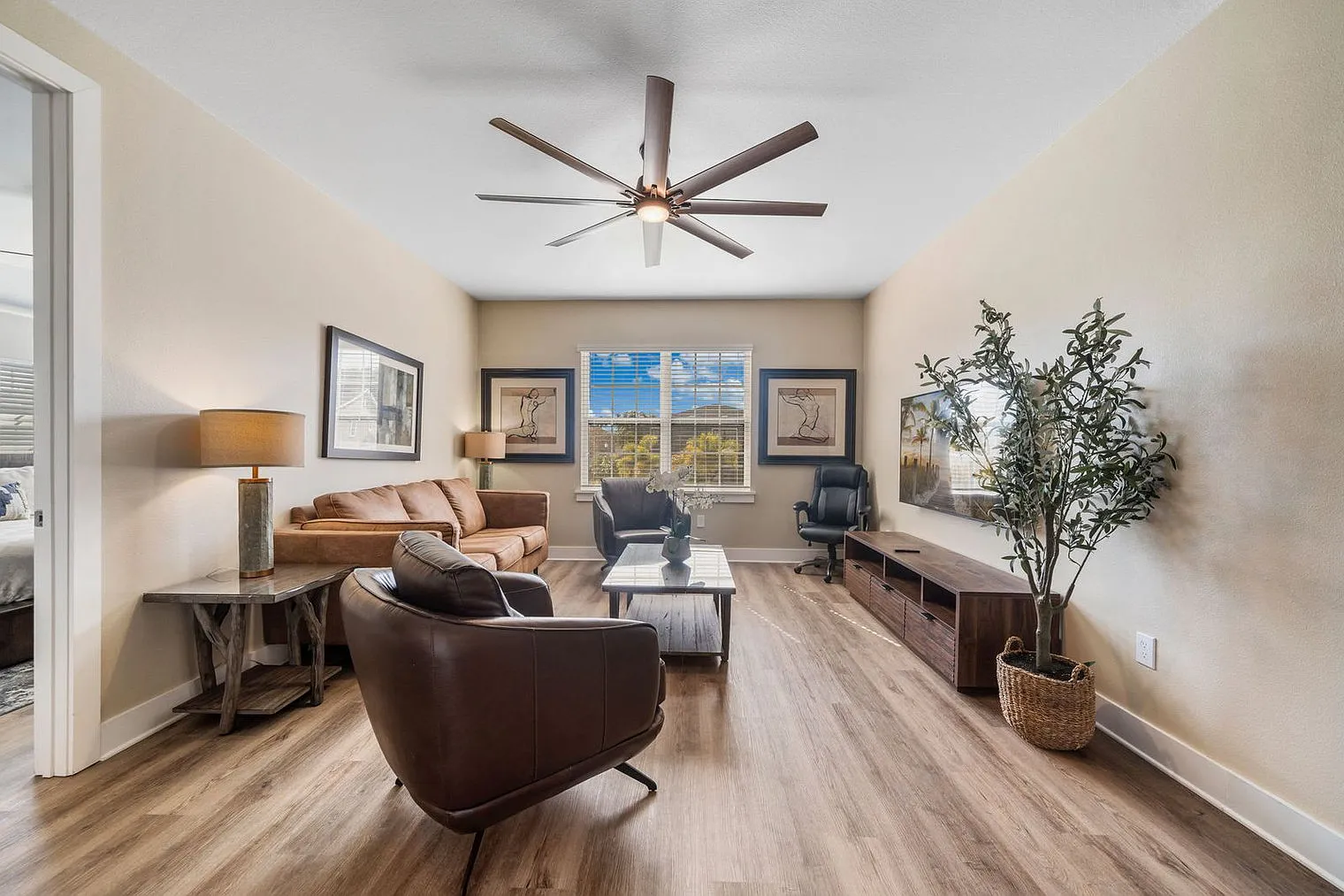 6 bed, 5.0 bath, 3304 sqft, $5,744 — Photo 4