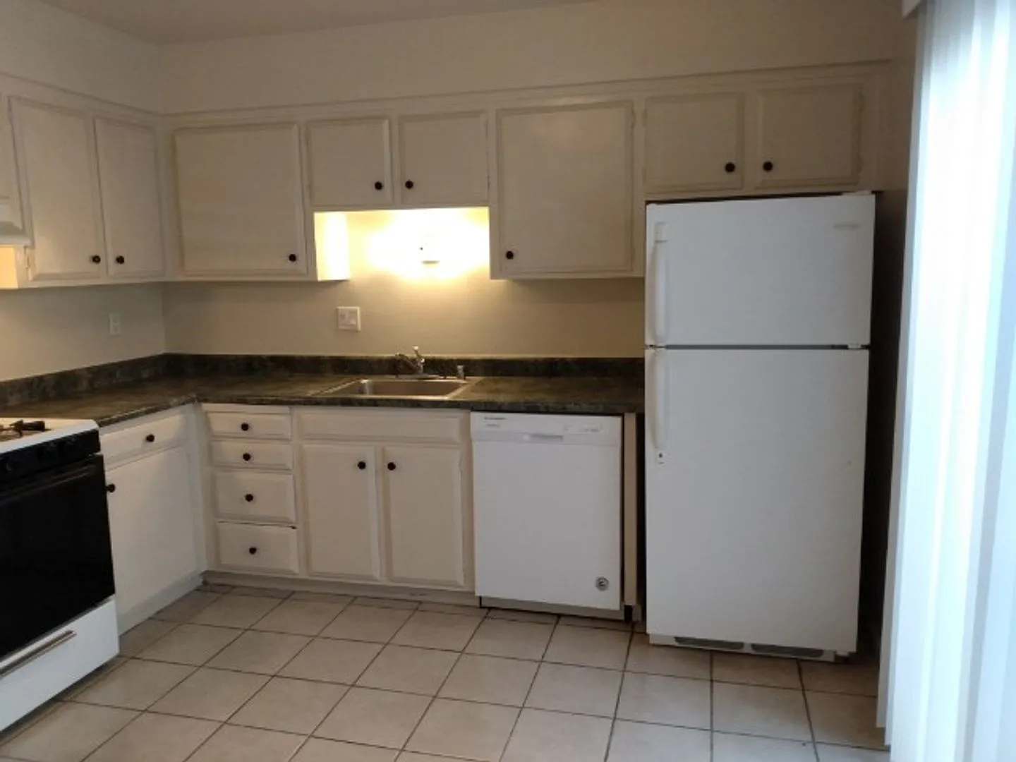 Downstairs 2bd Apartment in 4-plex w/Carport — Photo 3
