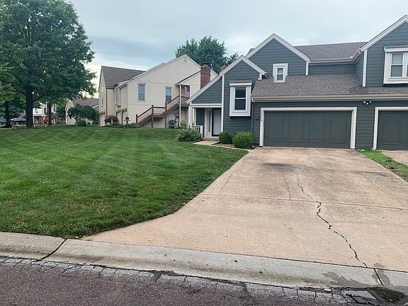 Large 1/2 duplex in the heart of Overland Park!