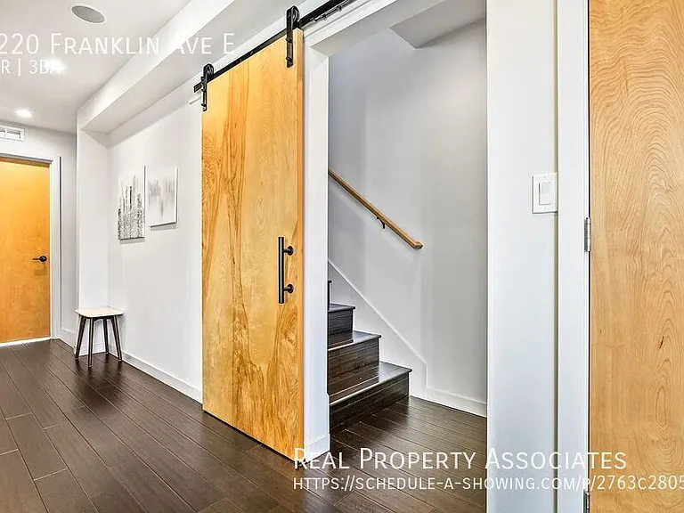 3220 Franklin Ave E — Photo 12