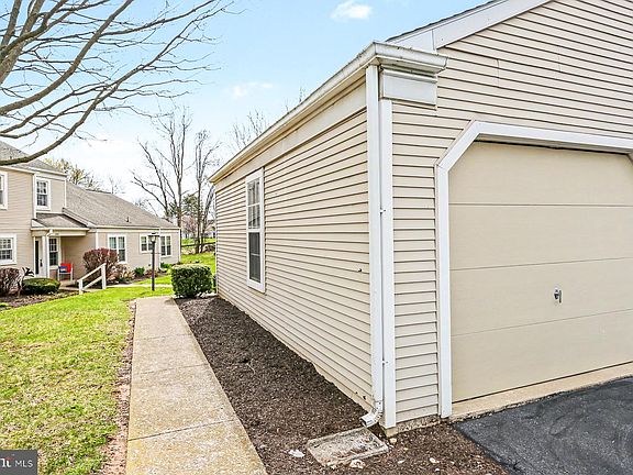 4th image of 1524 Cambridge Ct #U-0209