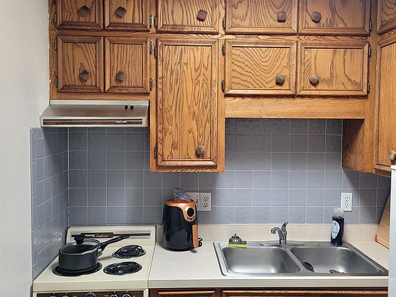 4th image of 102 W Berry Dr