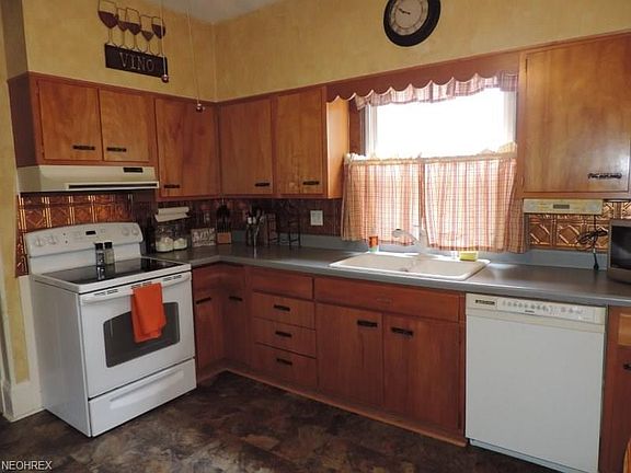 3rd image of 924 N Wooster Ave