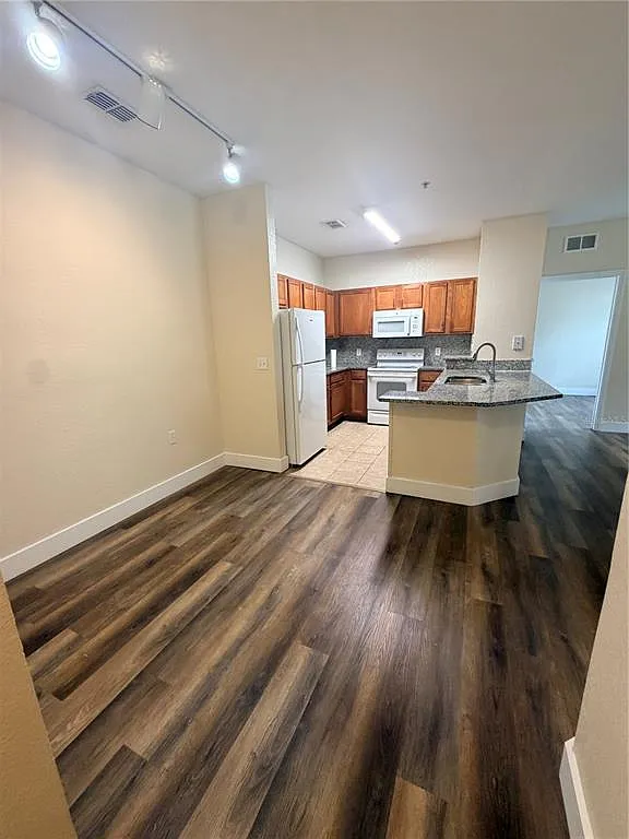 2 bed, 2.0 bath, 1046 sqft, $1,690 — Photo 3