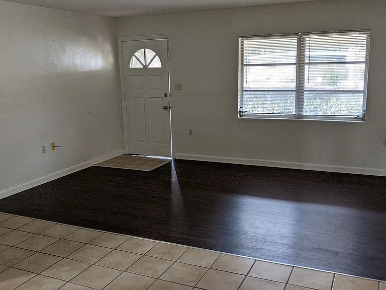 601 N Center St — Photo 3