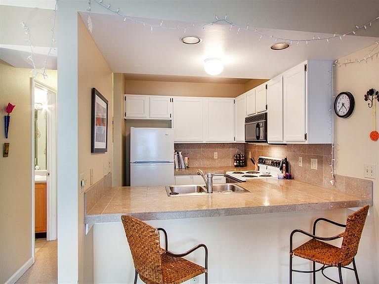 Kitchen and bar area