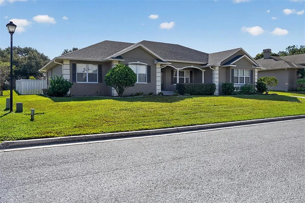 3 bed, 2.0 bath, 2442 sqft, $3,350 — Photo 3