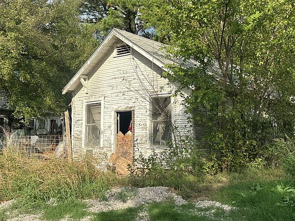 5th image of 700 E 12th St