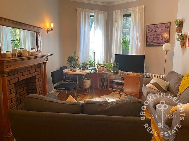 1st image of 8 Garden Pl APT 2