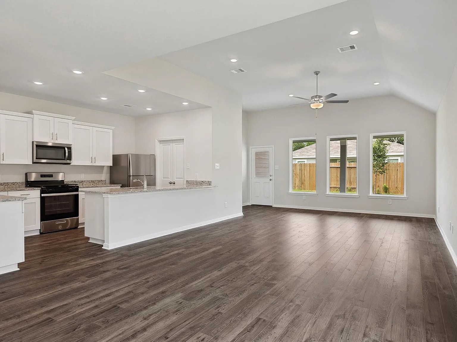 5 bed, 3.5 bath, 2824 sqft, $2,875 — Photo 4