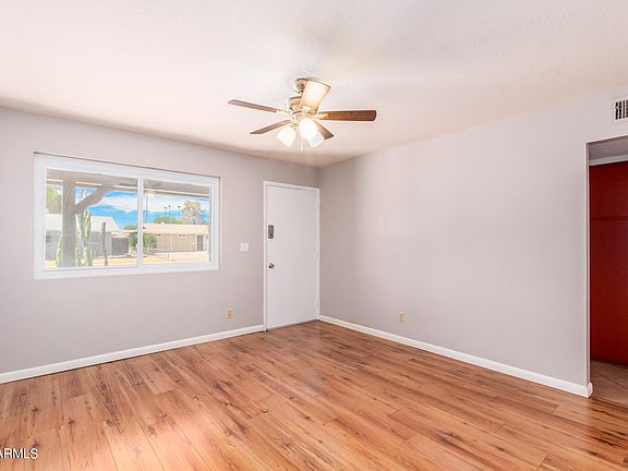 4th image of 945 N Wedgewood Dr