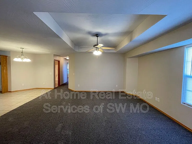 917 N Madison Ave — Photo 2