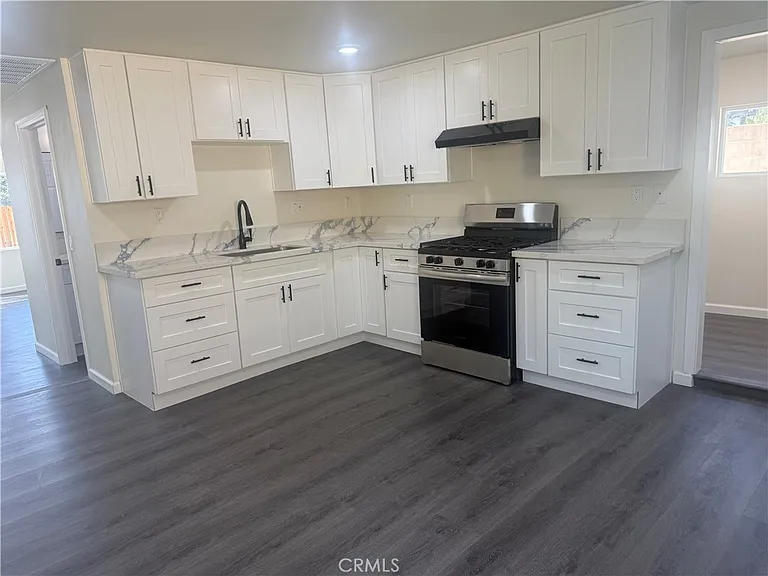 10337 Mull Ave — Photo 11