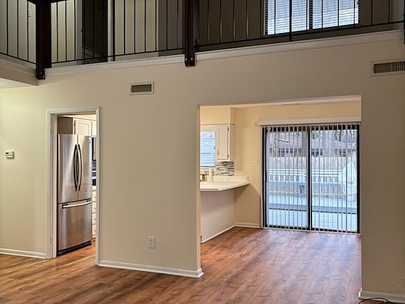 4th image of 924 Birchwood Ct