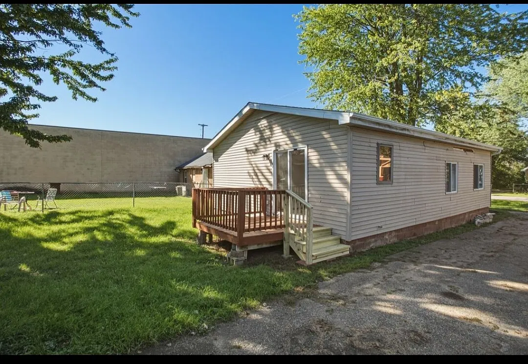 Charming 2-Bedroom Home in Burton- Pet-Friendly Comfort at Just $1200/mo! — Photo 2