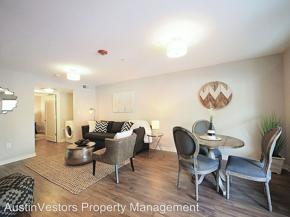 1st image of 924 E 51st St APT 107