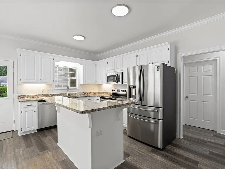 1009 Pinemont Dr — Photo 4