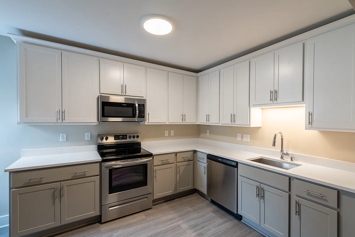 Building Photo - 2571 S Kinnickinnic Ave #201