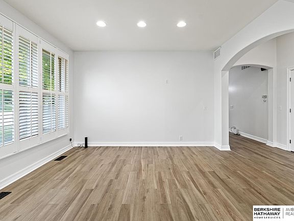 5th image of 20155 Farnam St