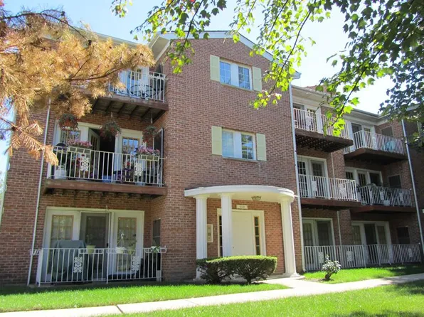 676 Quincy Bridge Ln, Glenview, IL 60025