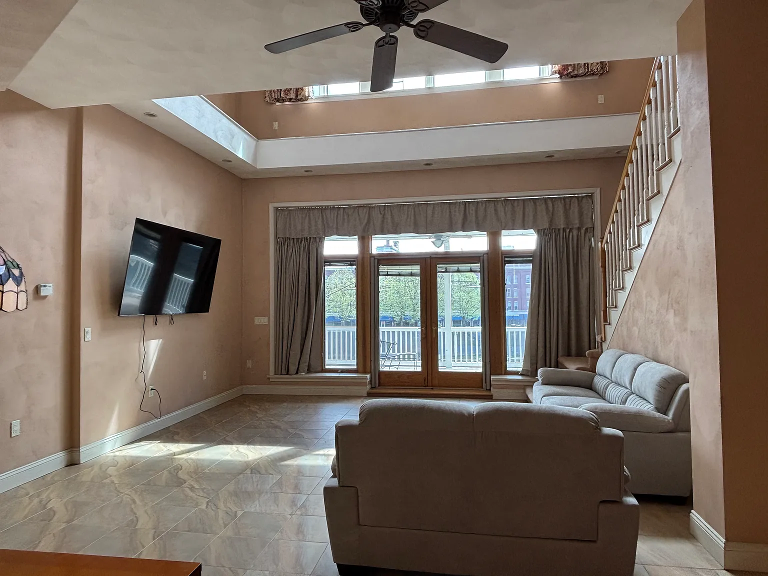 3 bed, 1118 sqft, $2,985 — Photo 3
