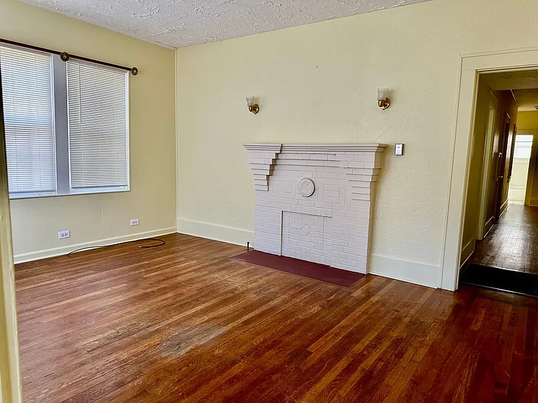 405 E Elm St — Photo 30