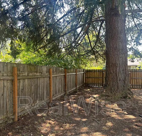 940 SE North St — Photo 45