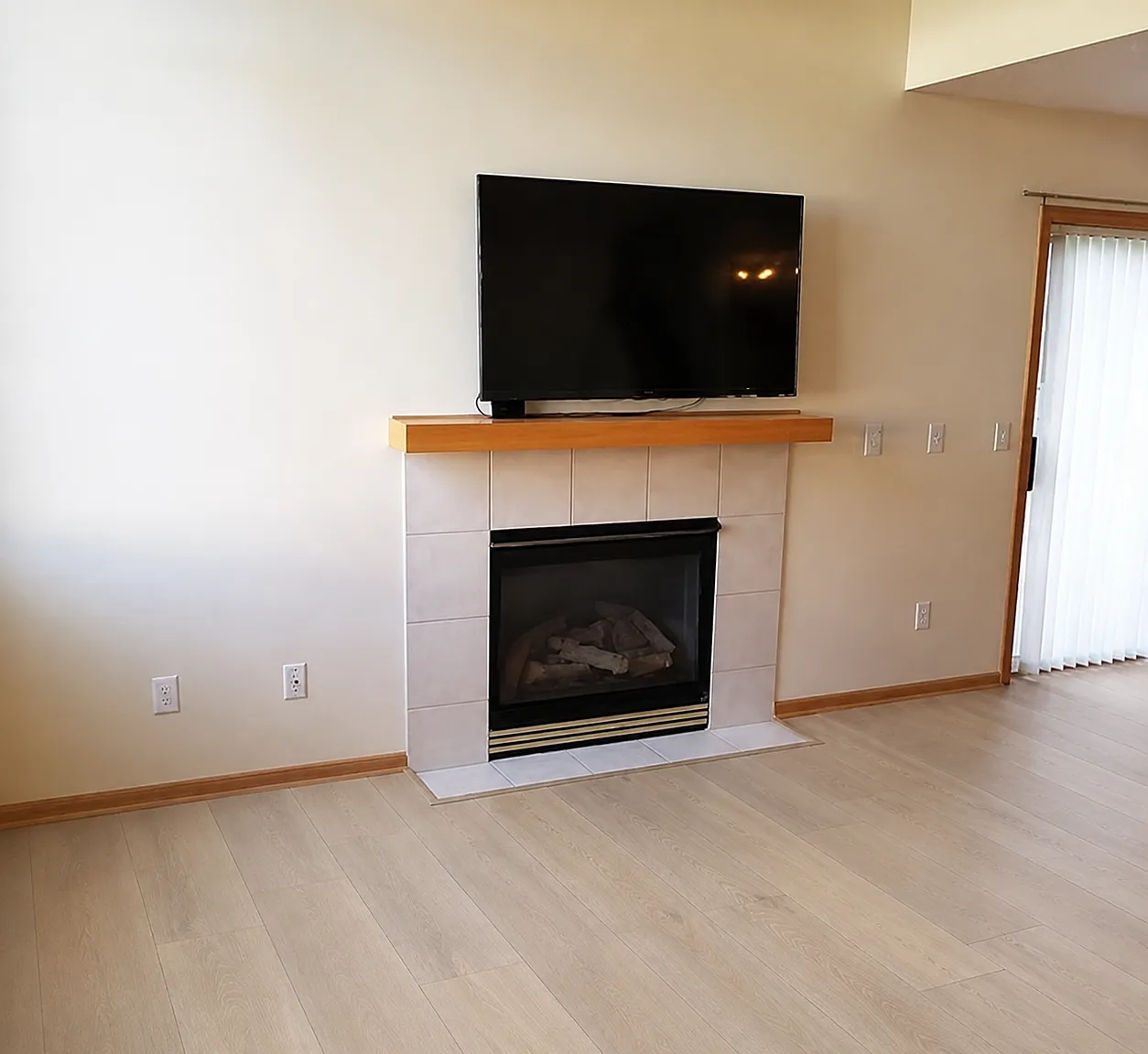 2 bed, 1.5 bath, 1452 sqft, $2,095 — Photo 2