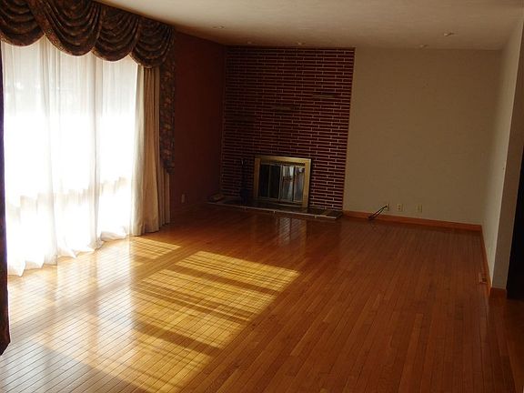 2nd image of 7 Hillcrest Dr