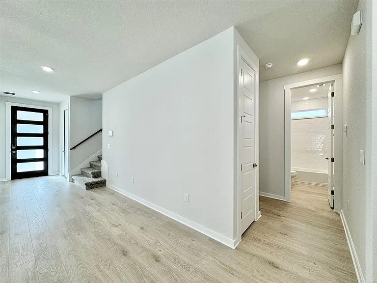 404 Tinto St — Photo 25