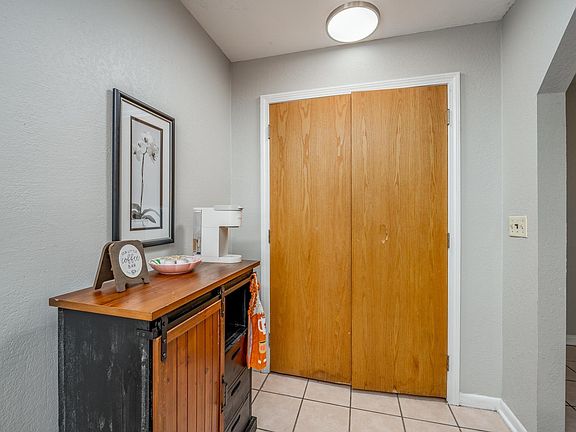 15th image of 739 N Mount Carmel Ave