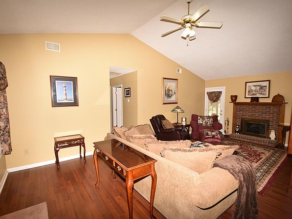 3rd image of 119 Elaine St